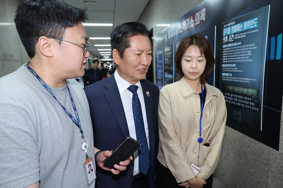 취재진 질문 받는 정청래