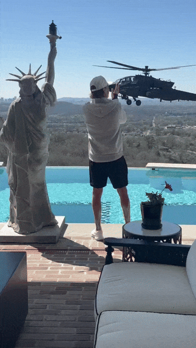 '친트럼프' 가수 자택 예우 비행한 미군 헬기…美국방 "처벌 안해"