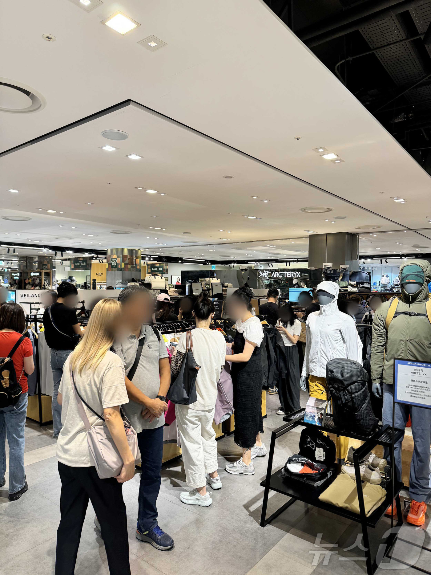 (서울=뉴스1) = 신세계백화점이 오는 12일까지 외국인 고객들을 대상으로 스포츠 · 아웃도어 브랜드들이 참여하는 '글로벌 쇼핑 페스타'를 연다.이번 행사에는 K2, 피엘라벤, 휠 …