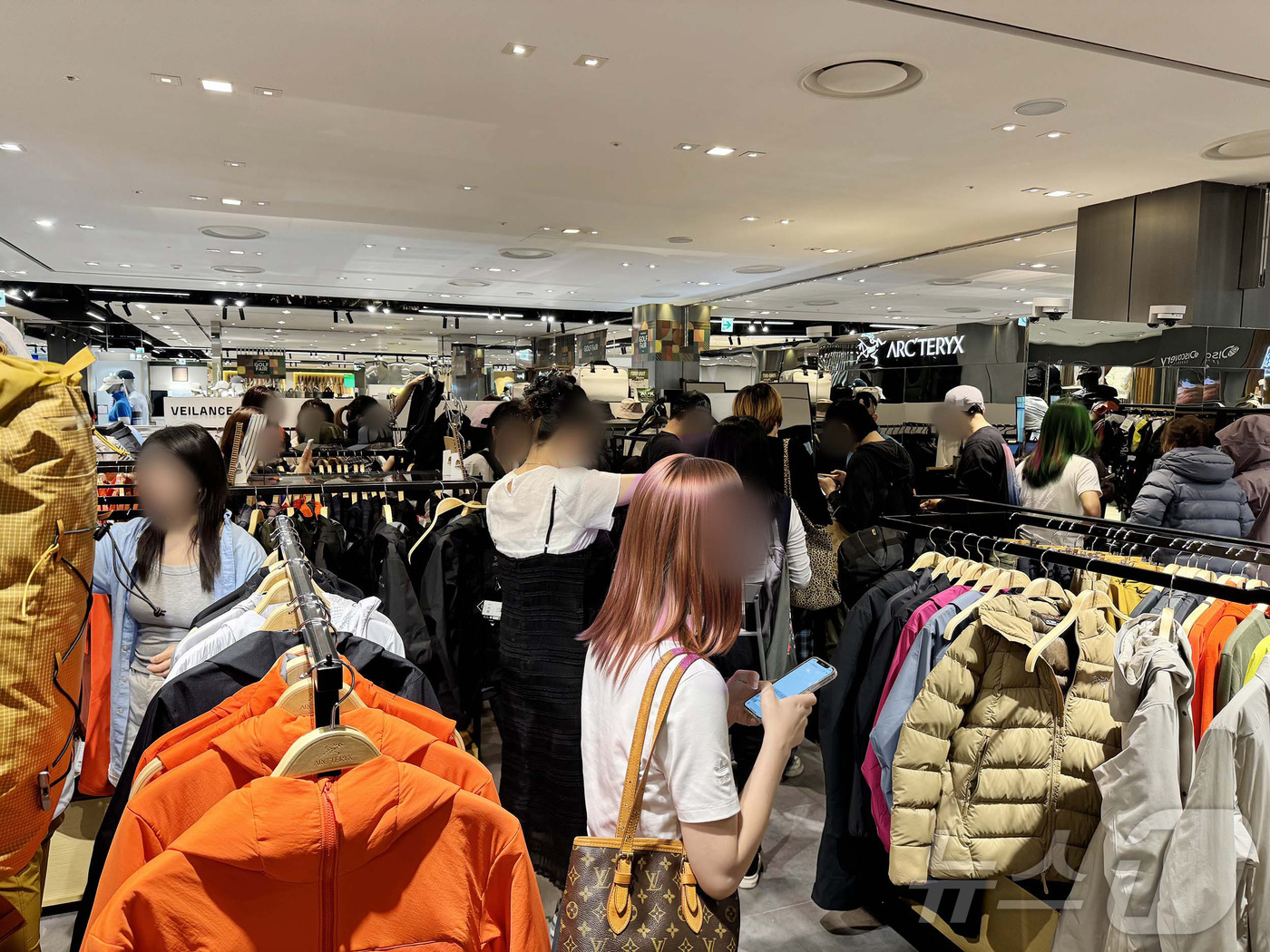 (서울=뉴스1) = 신세계백화점이 오는 12일까지 외국인 고객들을 대상으로 스포츠 · 아웃도어 브랜드들이 참여하는 '글로벌 쇼핑 페스타'를 연다.이번 행사에는 K2, 피엘라벤, 휠 …