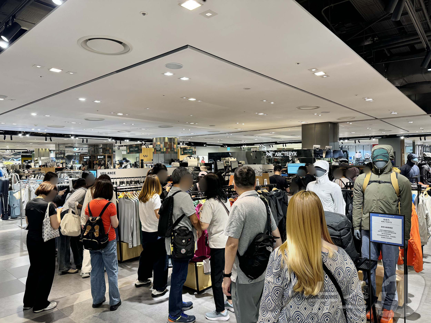 (서울=뉴스1) = 신세계백화점이 오는 12일까지 외국인 고객들을 대상으로 스포츠 · 아웃도어 브랜드들이 참여하는 '글로벌 쇼핑 페스타'를 연다.이번 행사에는 K2, 피엘라벤, 휠 …