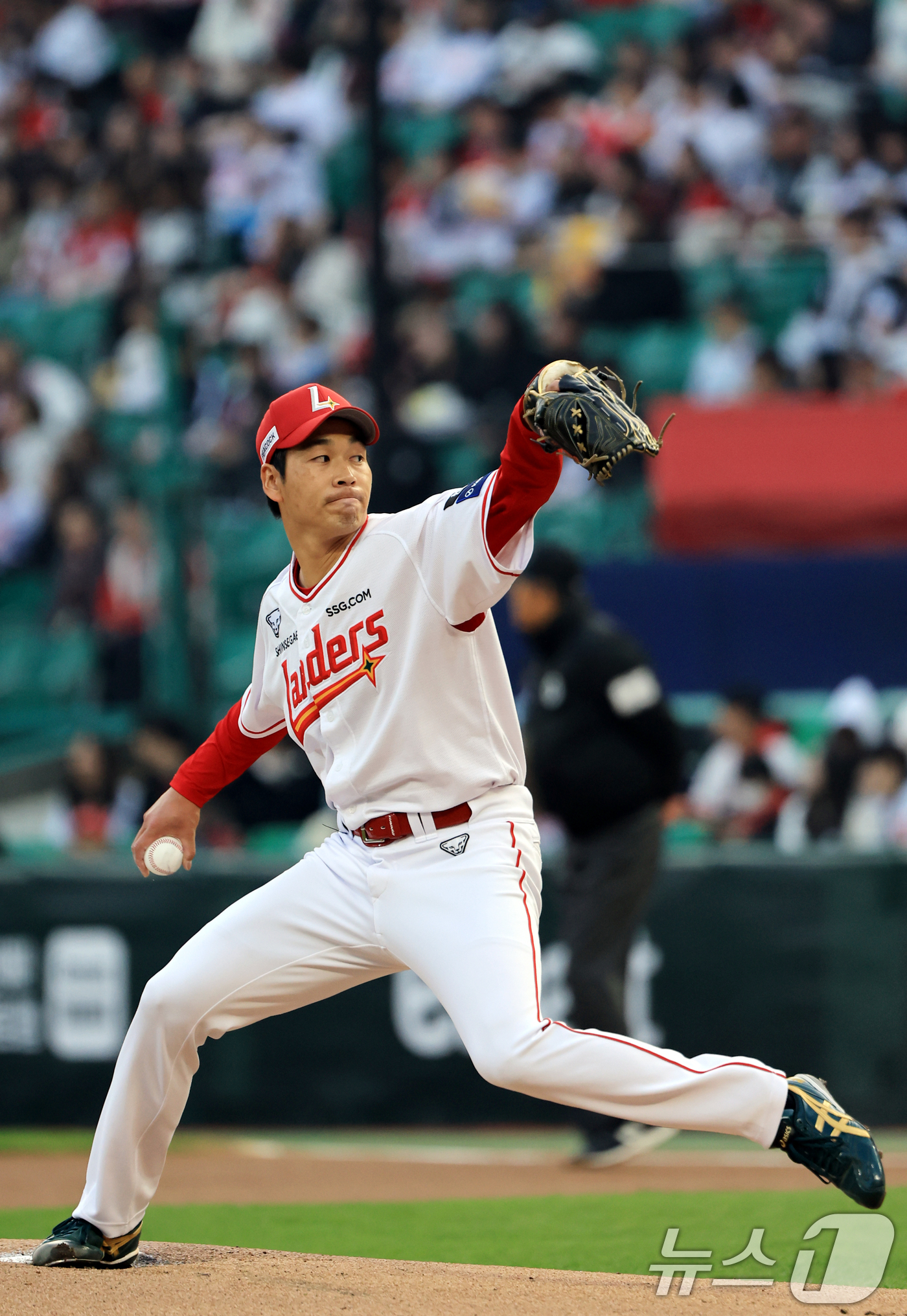 (인천=뉴스1) 이호윤 기자 = 1일 인천 미추홀구 문학야구장에서 열린 '2026 신한 SOL KBO리그' 키움 히어로즈와 SSG 랜더스의 경기, SSG 랜더스 선발투수 타케다가 …
