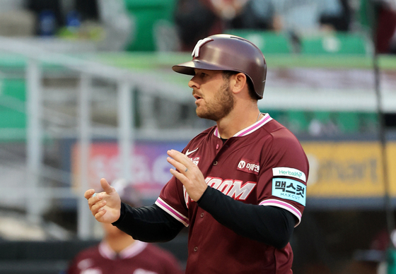 이주형 2루타에 홈인한 브룩스