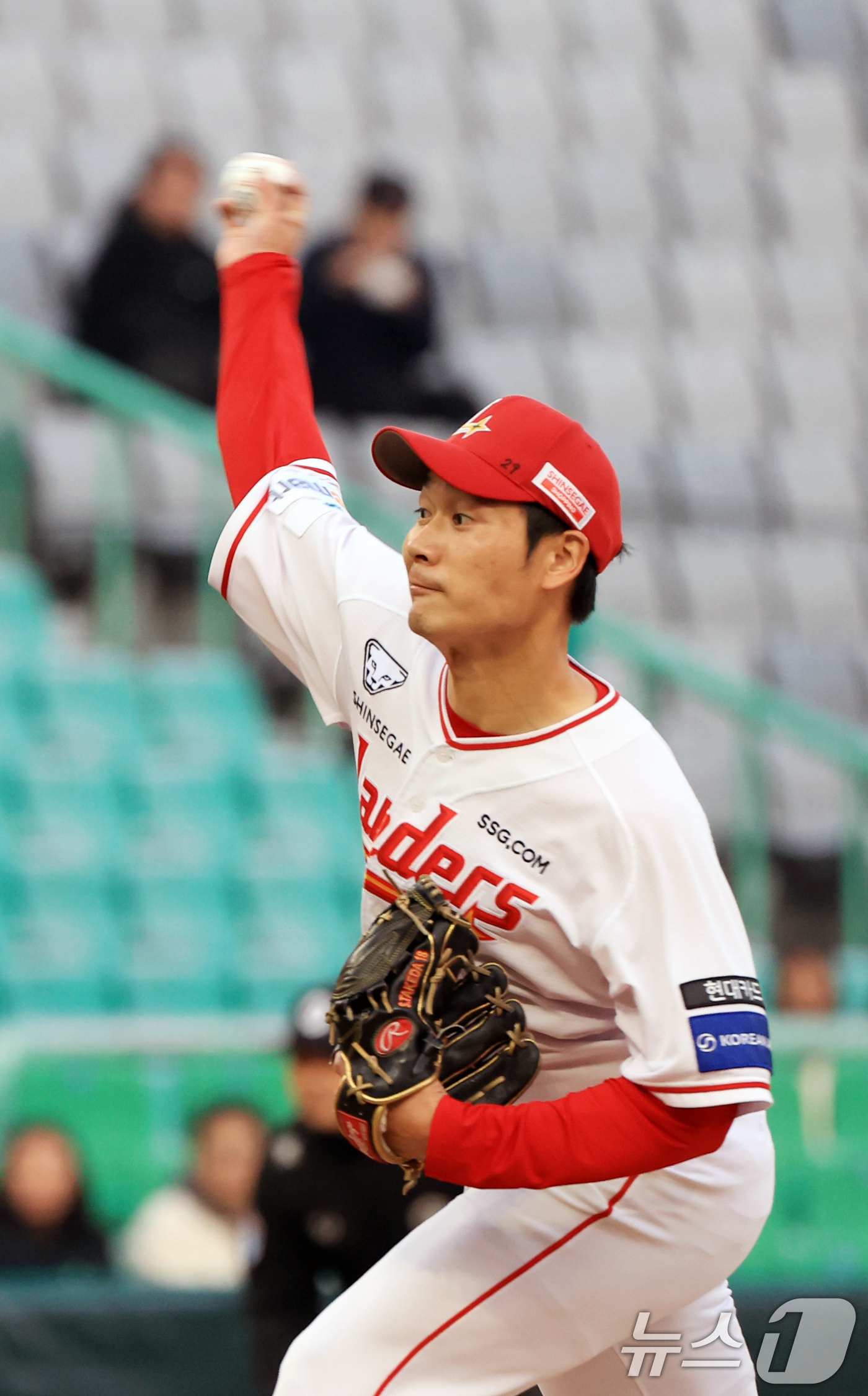 (인천=뉴스1) 이호윤 기자 = 1일 인천 미추홀구 문학야구장에서 열린 '2026 신한 SOL KBO리그' 키움 히어로즈와 SSG 랜더스의 경기, SSG 랜더스 선발투수 타케다가 …