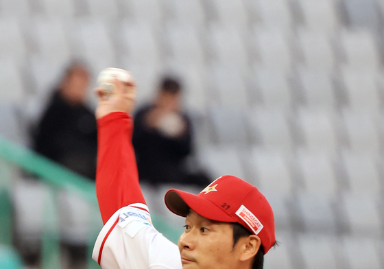 역투하는 SSG 선발 타케다