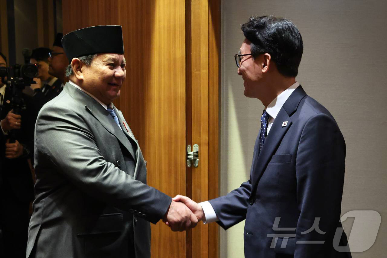 (서울=뉴스1) = 김민석 국무총리가 1일 서울 중구 신라호텔에서 프라보워 수비안토 인도네시아 대통령을 만나 악수하고 있다. (총리실 제공. 재판매 및 DB 금지) 2026.4.1 …