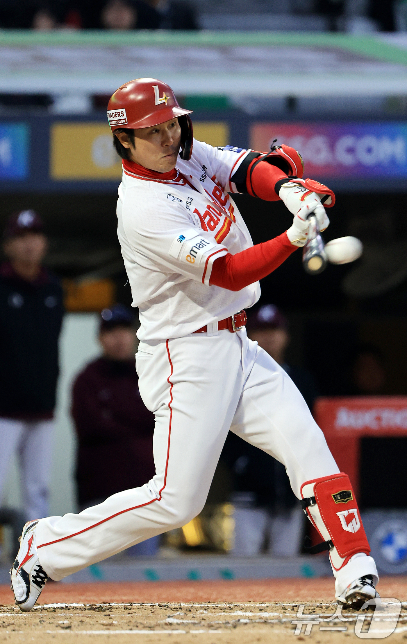 (인천=뉴스1) 이호윤 기자 = 1일 인천 미추홀구 문학야구장에서 열린 '2026 신한 SOL KBO리그' 키움 히어로즈와 SSG 랜더스의 경기, SSG 랜더스 최정이 1회말 2아 …