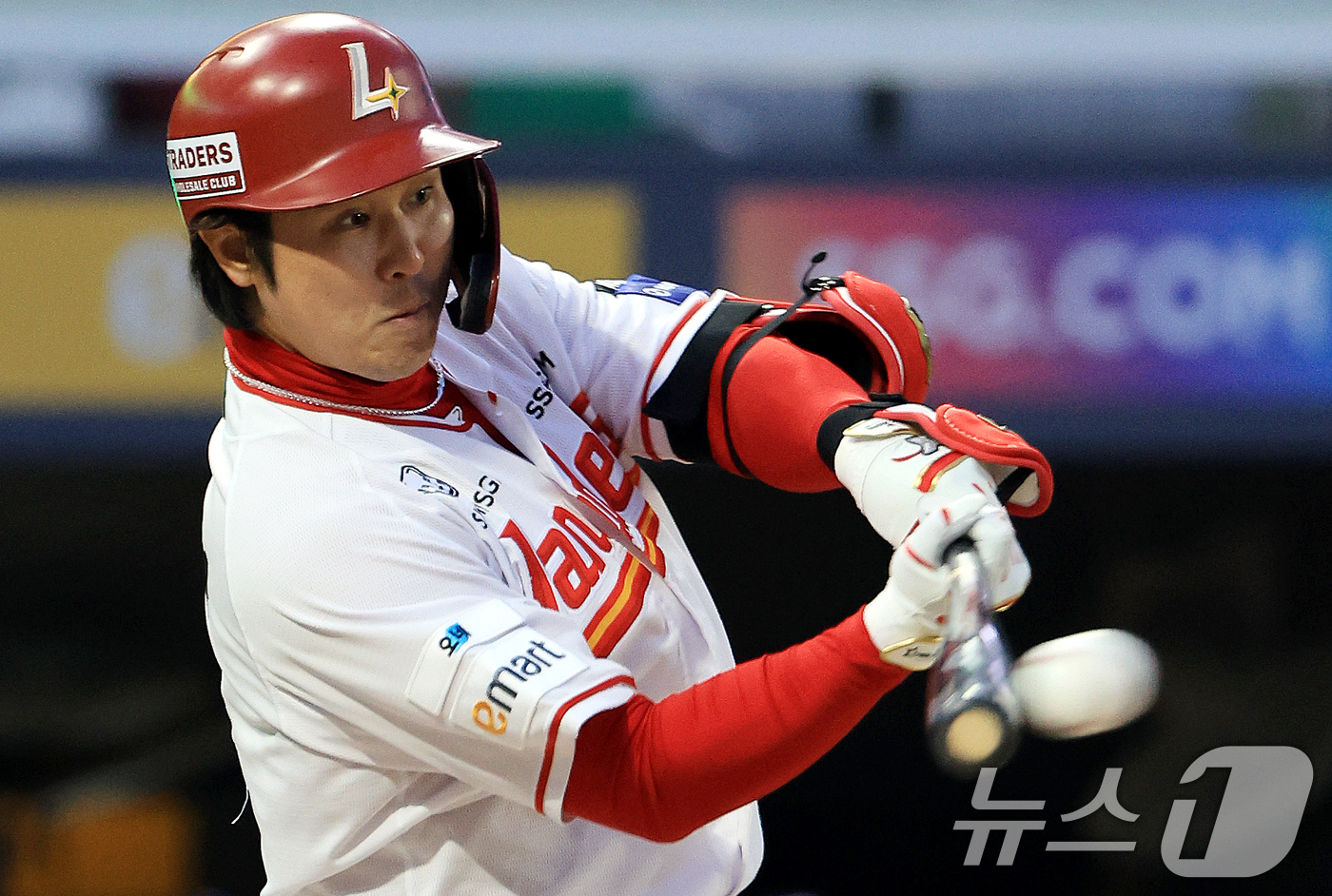 (인천=뉴스1) 이호윤 기자 = 1일 인천 미추홀구 문학야구장에서 열린 '2026 신한 SOL KBO리그' 키움 히어로즈와 SSG 랜더스의 경기, SSG 랜더스 최정이 1회말 2아 …