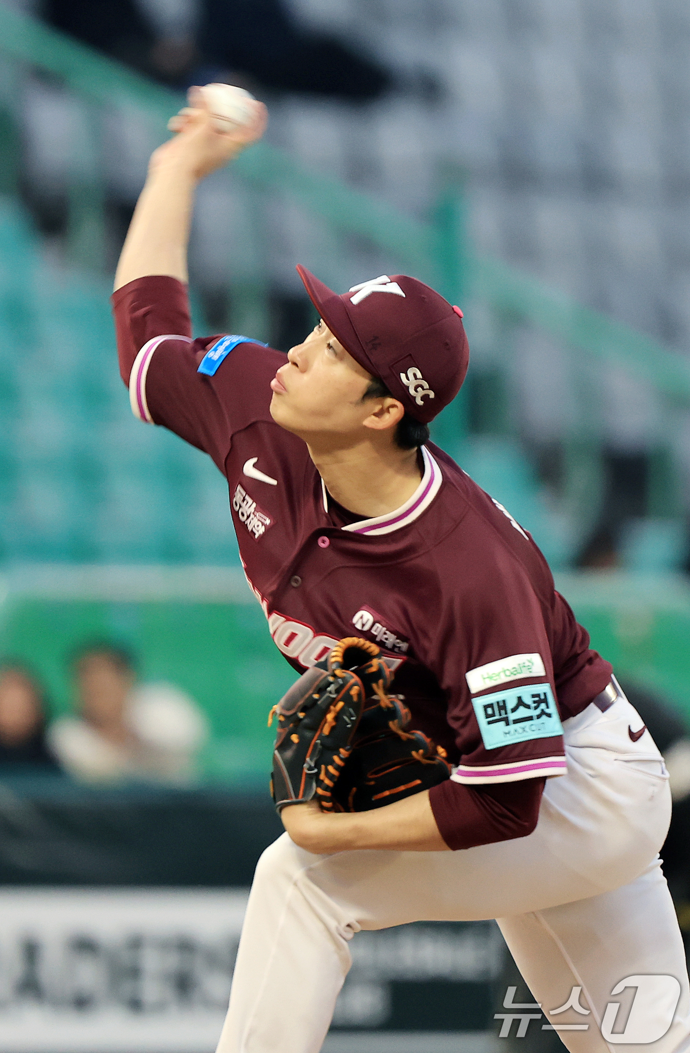 (인천=뉴스1) 이호윤 기자 = 1일 인천 미추홀구 문학야구장에서 열린 '2026 신한 SOL KBO리그' 키움 히어로즈와 SSG 랜더스의 경기, 키움 히어로즈 선발투수 배동현이 …