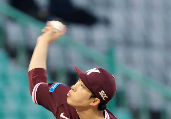 투구하는 키움 선발 배동현