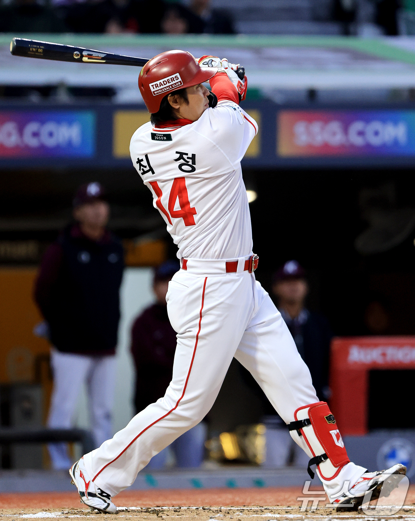 (인천=뉴스1) 이호윤 기자 = 1일 인천 미추홀구 문학야구장에서 열린 '2026 신한 SOL KBO리그' 키움 히어로즈와 SSG 랜더스의 경기, SSG 랜더스 최정이 1회말 2아 …