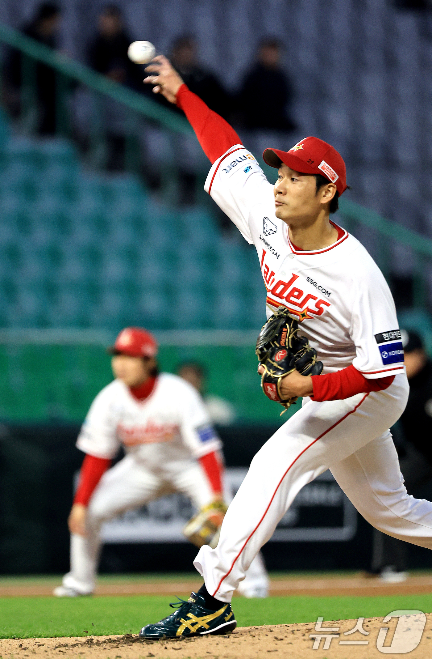 (인천=뉴스1) 이호윤 기자 = 1일 인천 미추홀구 문학야구장에서 열린 '2026 신한 SOL KBO리그' 키움 히어로즈와 SSG 랜더스의 경기, SSG 랜더스 선발투수 타케다가 …