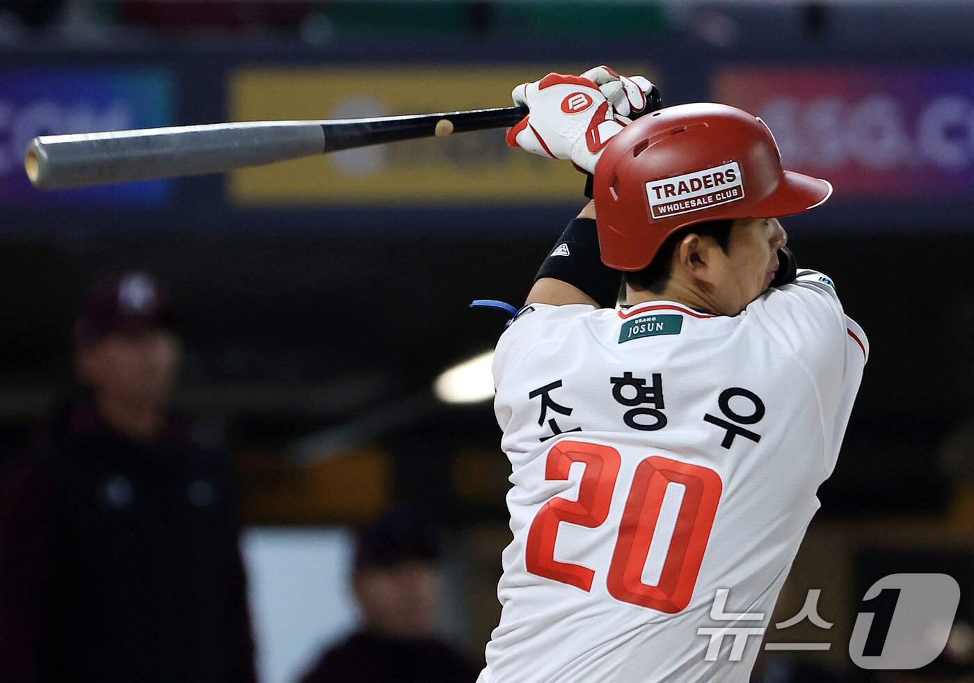 본문 이미지 - 1일 인천 미추홀구 문학야구장에서 열린 '2026 신한 SOL KBO리그' 키움 히어로즈와 SSG 랜더스의 경기, SSG 랜더스 조형우가 2회말 2아웃 상황에서 안타를 치고 있다. 2026.4.1 ⓒ 뉴스1 이호윤 기자