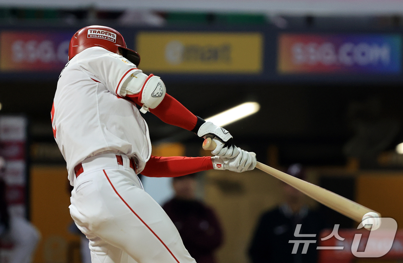 (인천=뉴스1) 이호윤 기자 = 1일 인천 미추홀구 문학야구장에서 열린 '2026 신한 SOL KBO리그' 키움 히어로즈와 SSG 랜더스의 경기, SSG 랜더스 박성한이 3회말 무 …