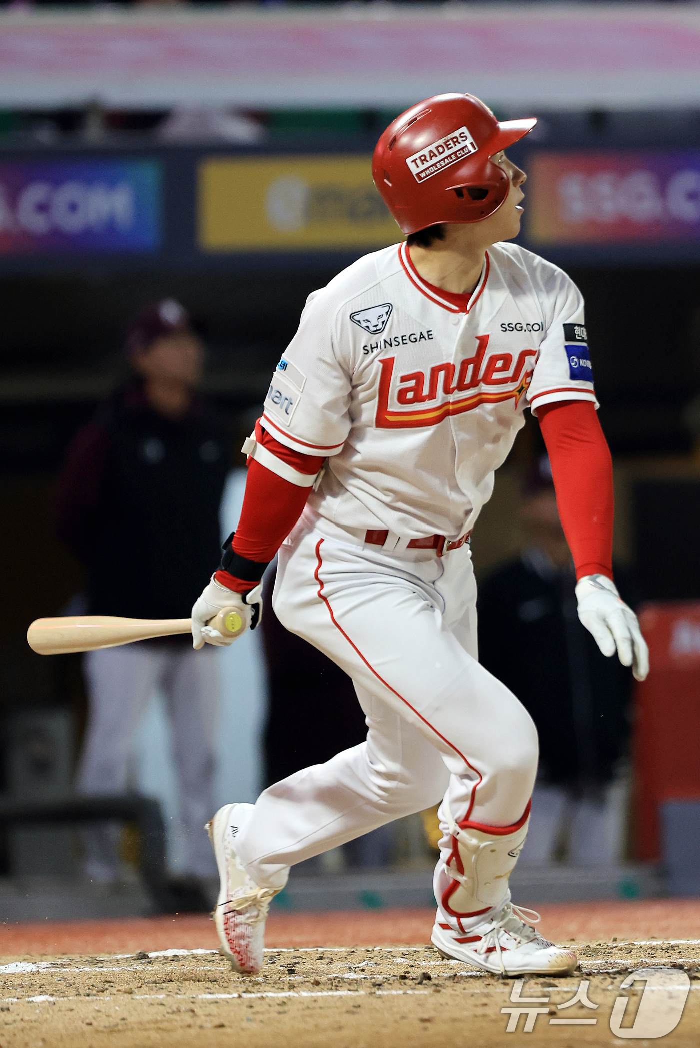 (인천=뉴스1) 이호윤 기자 = 1일 인천 미추홀구 문학야구장에서 열린 '2026 신한 SOL KBO리그' 키움 히어로즈와 SSG 랜더스의 경기, SSG 랜더스 박성한이 3회말 무 …