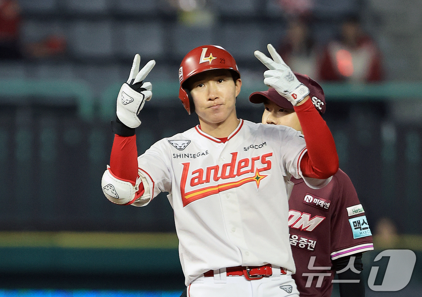 (인천=뉴스1) 이호윤 기자 = 1일 인천 미추홀구 문학야구장에서 열린 '2026 신한 SOL KBO리그' 키움 히어로즈와 SSG 랜더스의 경기, SSG 랜더스 박성한이 3회말 무 …