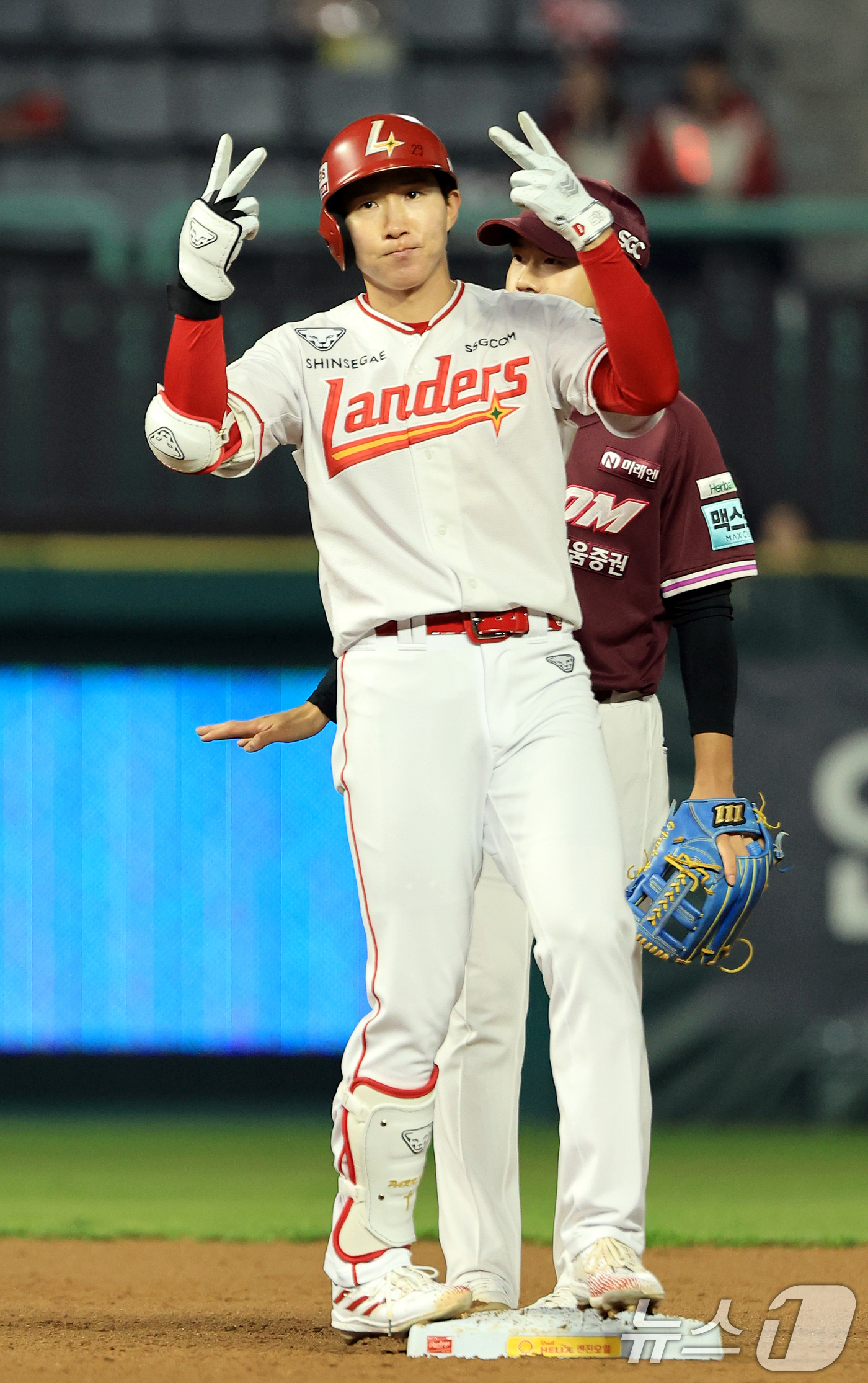 (인천=뉴스1) 이호윤 기자 = 1일 인천 미추홀구 문학야구장에서 열린 '2026 신한 SOL KBO리그' 키움 히어로즈와 SSG 랜더스의 경기, SSG 랜더스 박성한이 3회말 무 …