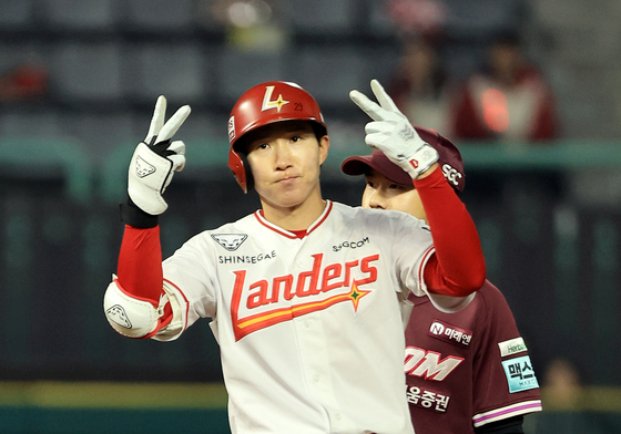 2루타 핸드사인 하는 박성한