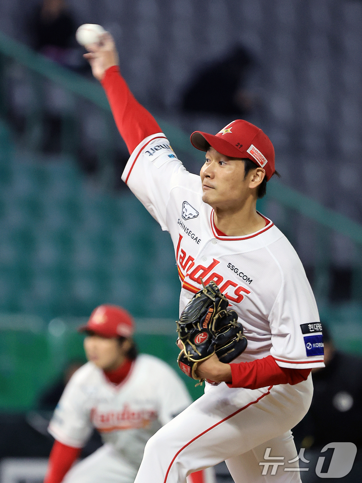 (인천=뉴스1) 이호윤 기자 = 1일 인천 미추홀구 문학야구장에서 열린 '2026 신한 SOL KBO리그' 키움 히어로즈와 SSG 랜더스의 경기, SSG 랜더스 타케다가 4회초 역 …