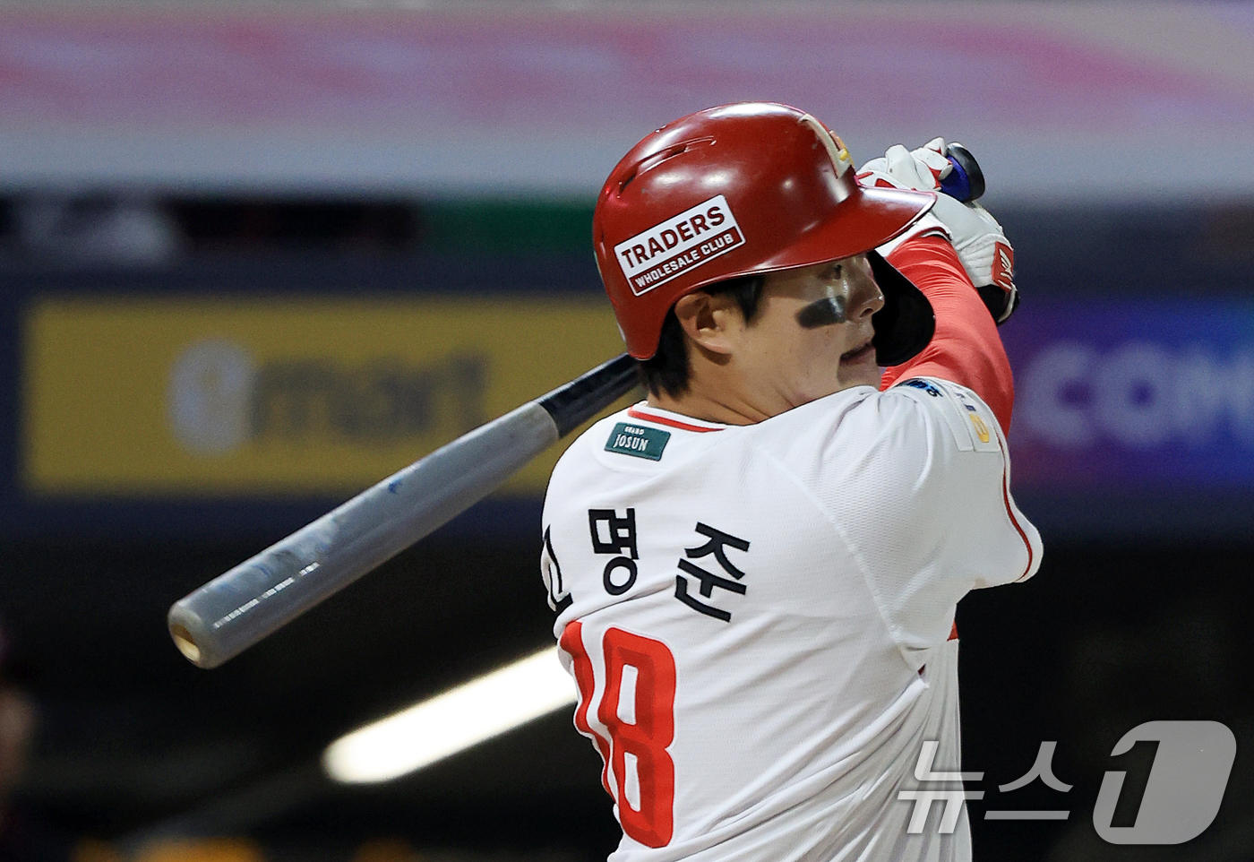 (인천=뉴스1) 이호윤 기자 = 1일 인천 미추홀구 문학야구장에서 열린 '2026 신한 SOL KBO리그' 키움 히어로즈와 SSG 랜더스의 경기, SSG 랜더스 고명준이 4회말 무 …