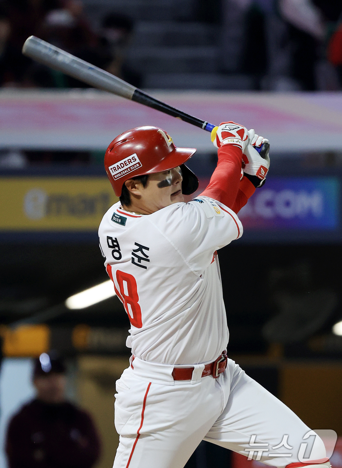 (인천=뉴스1) 이호윤 기자 = 1일 인천 미추홀구 문학야구장에서 열린 '2026 신한 SOL KBO리그' 키움 히어로즈와 SSG 랜더스의 경기, SSG 랜더스 고명준이 4회말 무 …