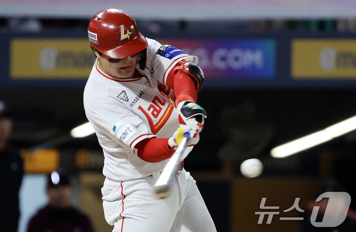 (인천=뉴스1) 이호윤 기자 = 1일 인천 미추홀구 문학야구장에서 열린 '2026 신한 SOL KBO리그' 키움 히어로즈와 SSG 랜더스의 경기, SSG 랜더스 고명준이 4회말 무 …