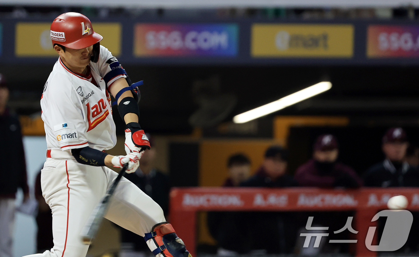 (인천=뉴스1) 이호윤 기자 = 1일 인천 미추홀구 문학야구장에서 열린 '2026 신한 SOL KBO리그' 키움 히어로즈와 SSG 랜더스의 경기, SSG 랜더스 조형우가 4회말 2 …