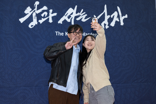 2시간 전부터 줄 선 제천시민 "왕사남 장항준 왔다"