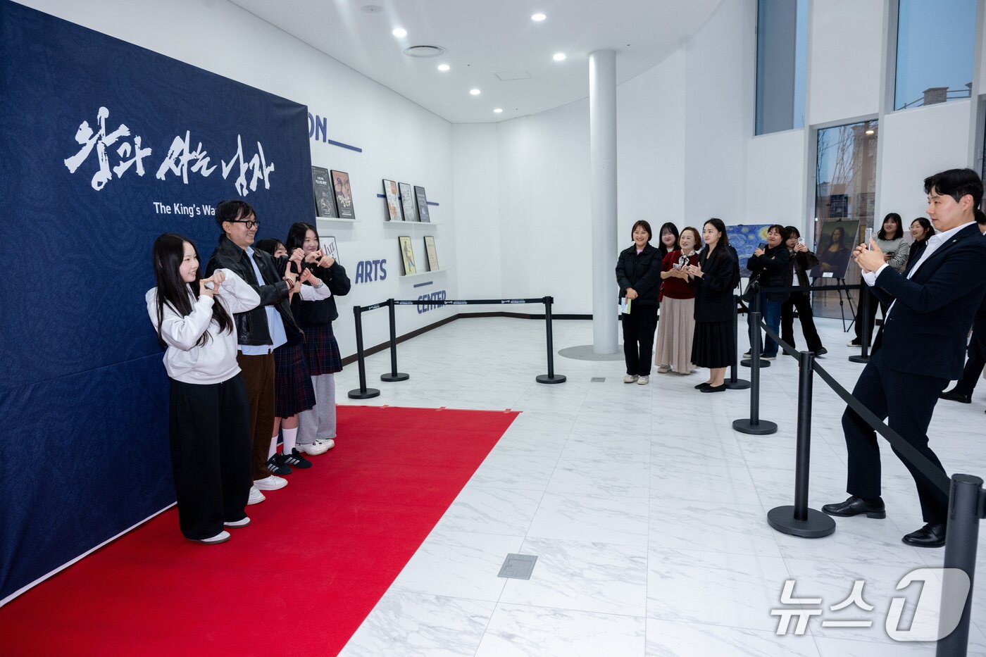 본문 이미지 -  '왕과 사는 남자' 장항준 감독이 충북 제천을 찾아 시민들과 만나 포토 타임을 갖고 있다..(독자 제공. 재판매 및 DB금지)