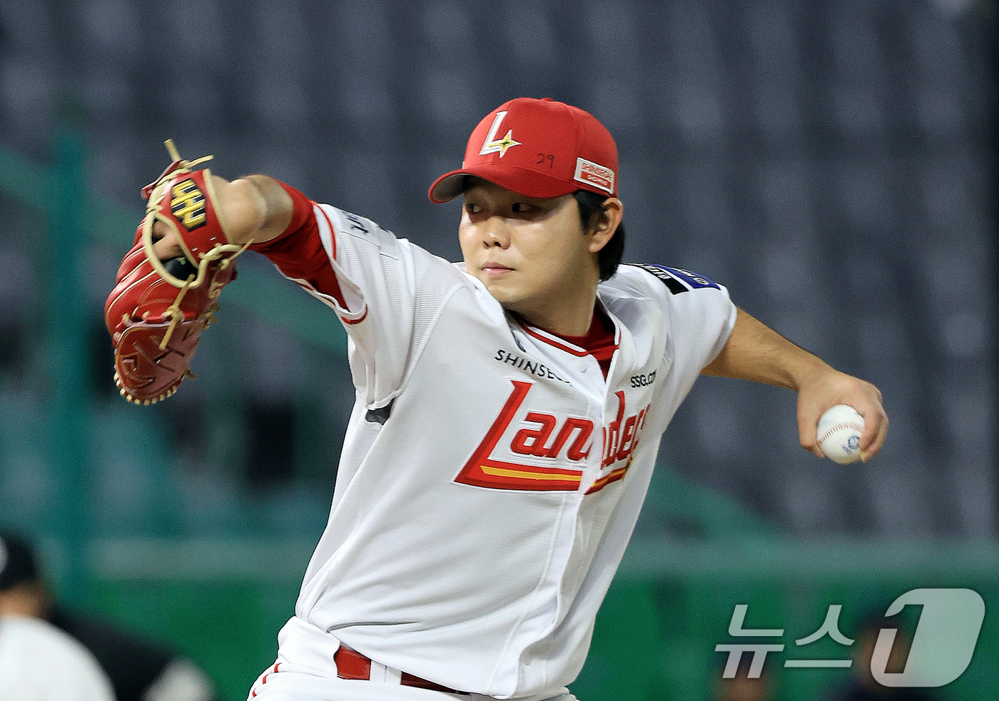 (인천=뉴스1) 이호윤 기자 = 1일 인천 미추홀구 문학야구장에서 열린 '2026 신한 SOL KBO리그' 키움 히어로즈와 SSG 랜더스의 경기, SSG 랜더스 박시후가 5회초 2 …