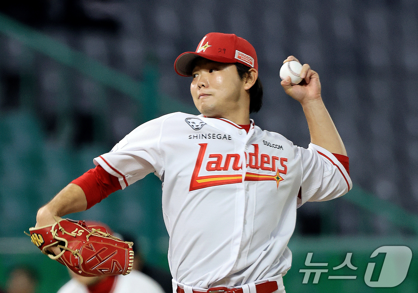 (인천=뉴스1) 이호윤 기자 = 1일 인천 미추홀구 문학야구장에서 열린 '2026 신한 SOL KBO리그' 키움 히어로즈와 SSG 랜더스의 경기, SSG 랜더스 박시후가 5회초 2 …