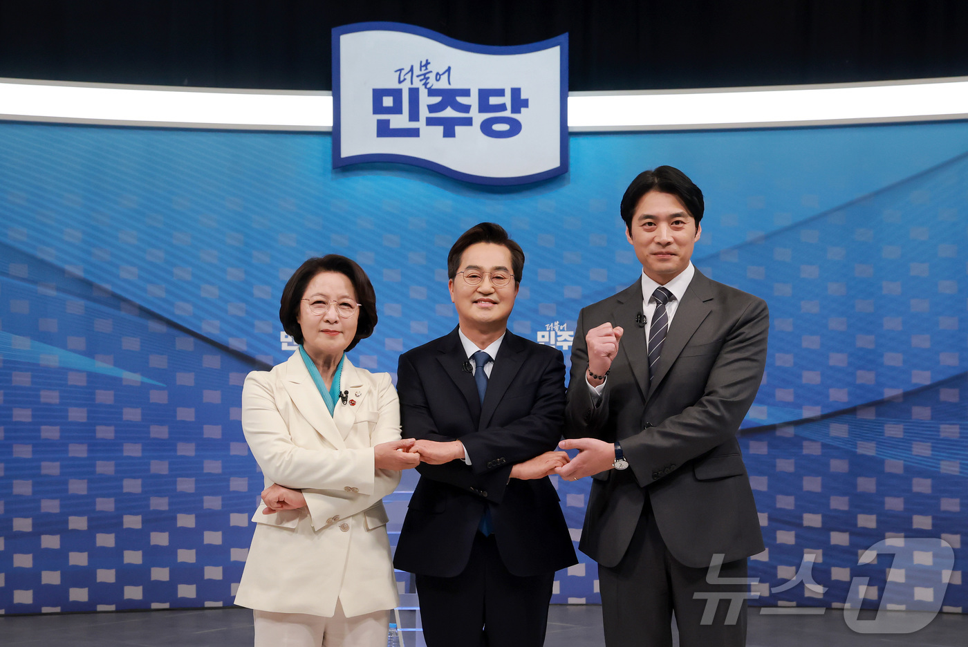 (서울=뉴스1) 국회사진기자단 = 추미애(왼쪽부터), 김동연, 한준호 더불어민주당 경기도지사 경선후보가 1일 서울 양천구 SBS 목동 스튜디오에서 열린 더불어민주당 경기도지사 후보 …