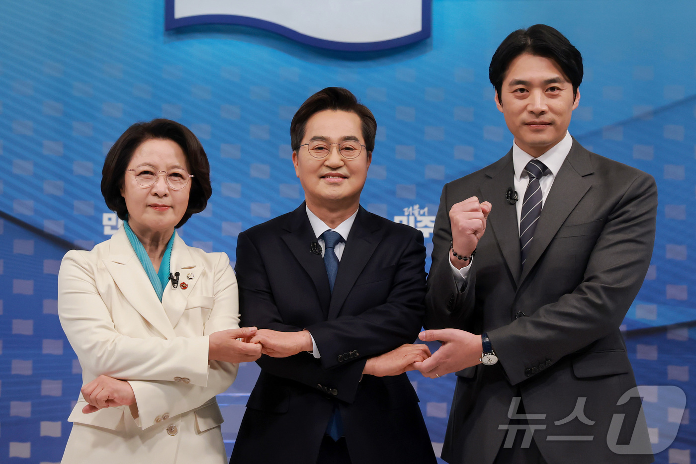 (서울=뉴스1) 국회사진기자단 = 추미애(왼쪽부터), 김동연, 한준호 더불어민주당 경기도지사 경선후보가 1일 서울 양천구 SBS 목동 스튜디오에서 열린 더불어민주당 경기도지사 후보 …