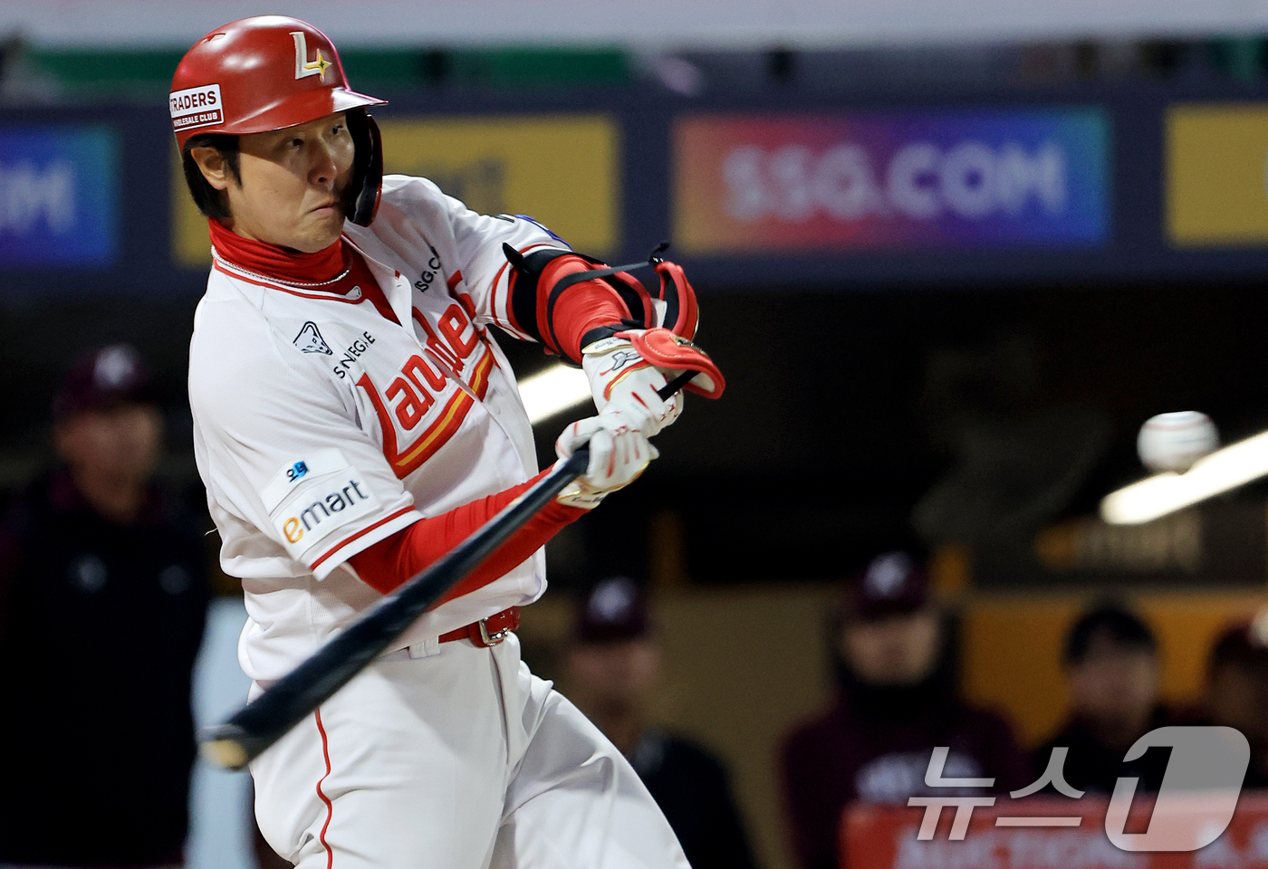 (인천=뉴스1) 이호윤 기자 = 1일 인천 미추홀구 문학야구장에서 열린 '2026 신한 SOL KBO리그' 키움 히어로즈와 SSG 랜더스의 경기, SSG 랜더스 최정이 5회말 2사 …