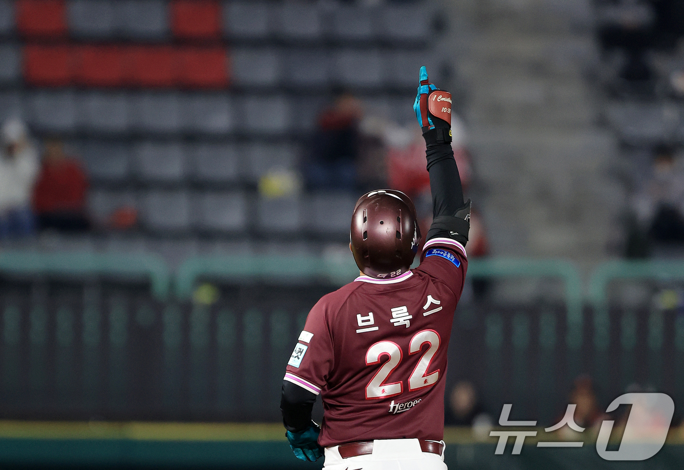 (인천=뉴스1) 이호윤 기자 = 1일 인천 미추홀구 문학야구장에서 열린 '2026 신한 SOL KBO리그' 키움 히어로즈와 SSG 랜더스의 경기, 키움 히어로즈 브룩스가 6회초 1 …