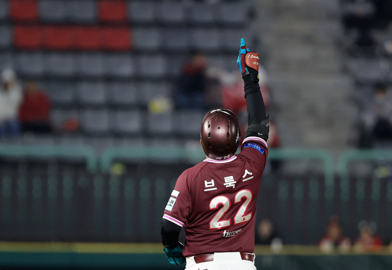 2루타 세리머니하는 브룩스