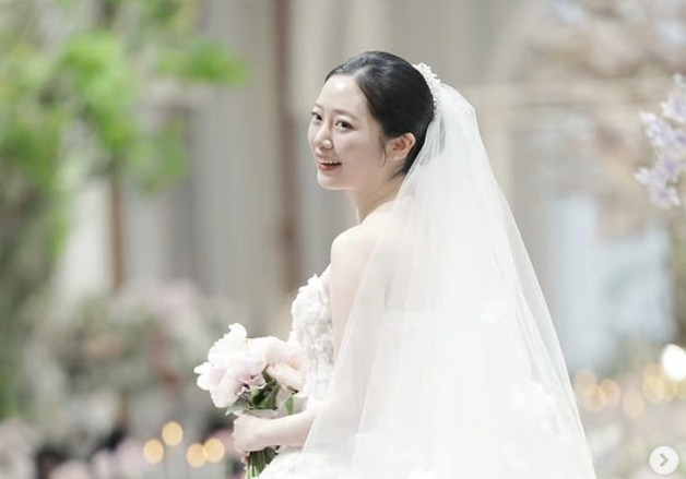 '결혼' 한보배, 눈부신 드레스 자태 공개 "축하 덕에 행복"