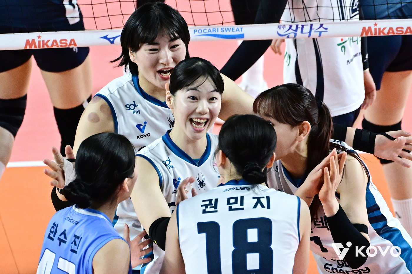 (서울=뉴스1) = GS칼텍스 유서연이 1일 김천실내체육관에서 열린 2025-2026 V-리그 포스트시즌 여자 프로배구 챔피언 결정전 1차전 GS칼텍스와 한국도로공사의 경기에서 환 …