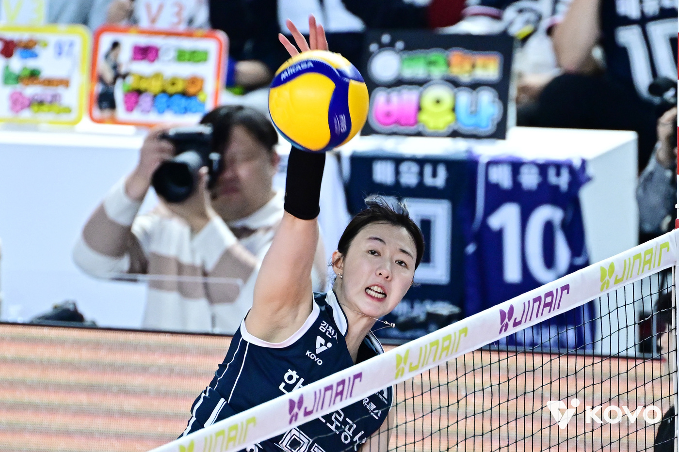 (서울=뉴스1) = 한국도로공사 강소휘가 1일 김천실내체육관에서 열린 2025-2026 V-리그 포스트시즌 여자 프로배구 챔피언 결정전 1차전 GS칼텍스와 한국도로공사의 경기에서 …