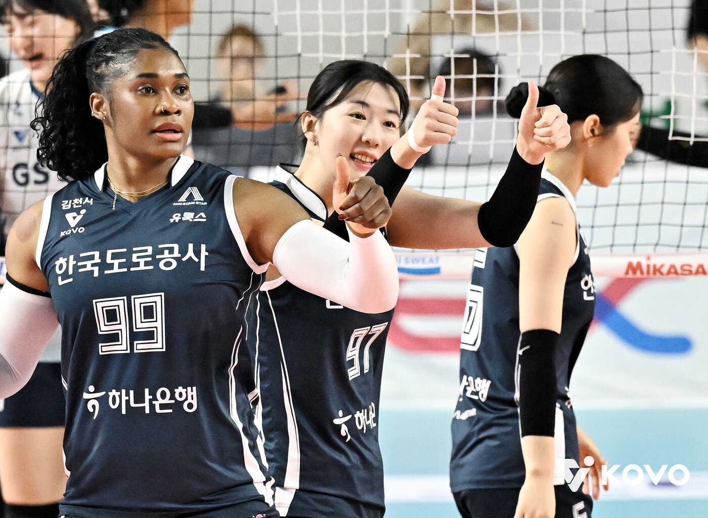 본문 이미지 - 한국도로공사 강소휘(가운데) (KOVO 제공. 재판매 및 DB 금지) 2026.4.1 ⓒ 뉴스1