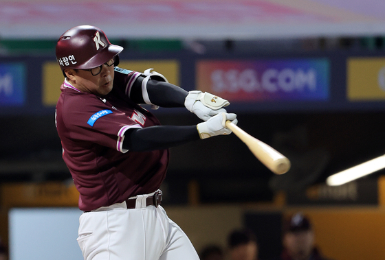 안치홍, 2루타로 득점 '도망가는 키움'