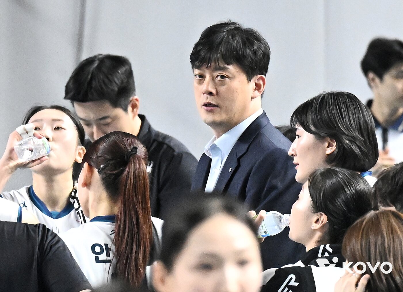 본문 이미지 - GS칼텍스 이영택 감독이 1일 김천실내체육관에서 열린 2025-2026 V-리그 포스트시즌 여자 프로배구 챔피언 결정전 1차전 GS칼텍스와 한국도로공사의 경기에서 선수들에게 작전 지시를 하고 있다. (KOVO 제공. 재판매 및 DB 금지) 2026.4.1 ⓒ 뉴스1