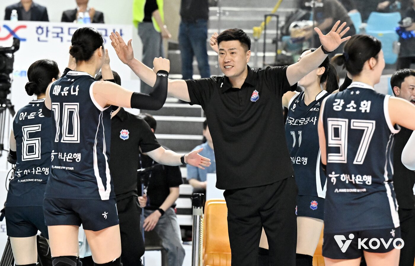 본문 이미지 - 한국도로공사 김영래 감독대행이 1일 김천실내체육관에서 열린 2025-2026 V-리그 포스트시즌 여자 프로배구 챔피언 결정전 1차전 GS칼텍스와 한국도로공사의 경기에서 선수들과 하이파이브를 하고 있다. (KOVO 제공. 재판매 및 DB 금지) 2026.4.1 ⓒ 뉴스1