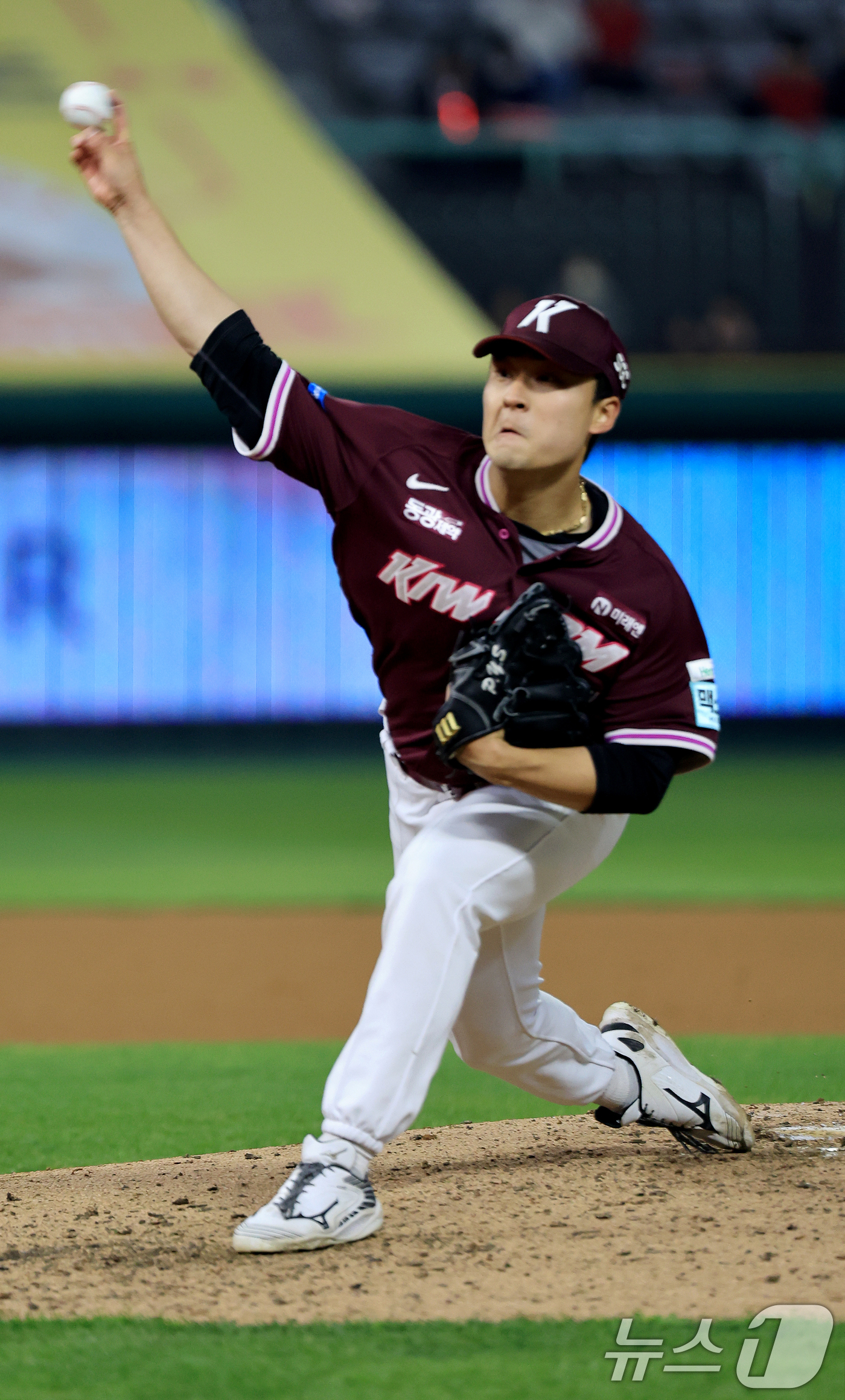 (인천=뉴스1) 이호윤 기자 = 1일 인천 미추홀구 문학야구장에서 열린 '2026 신한 SOL KBO리그' 키움 히어로즈와 SSG 랜더스의 경기, 키움 히어로즈 박윤성이 6회말 무 …