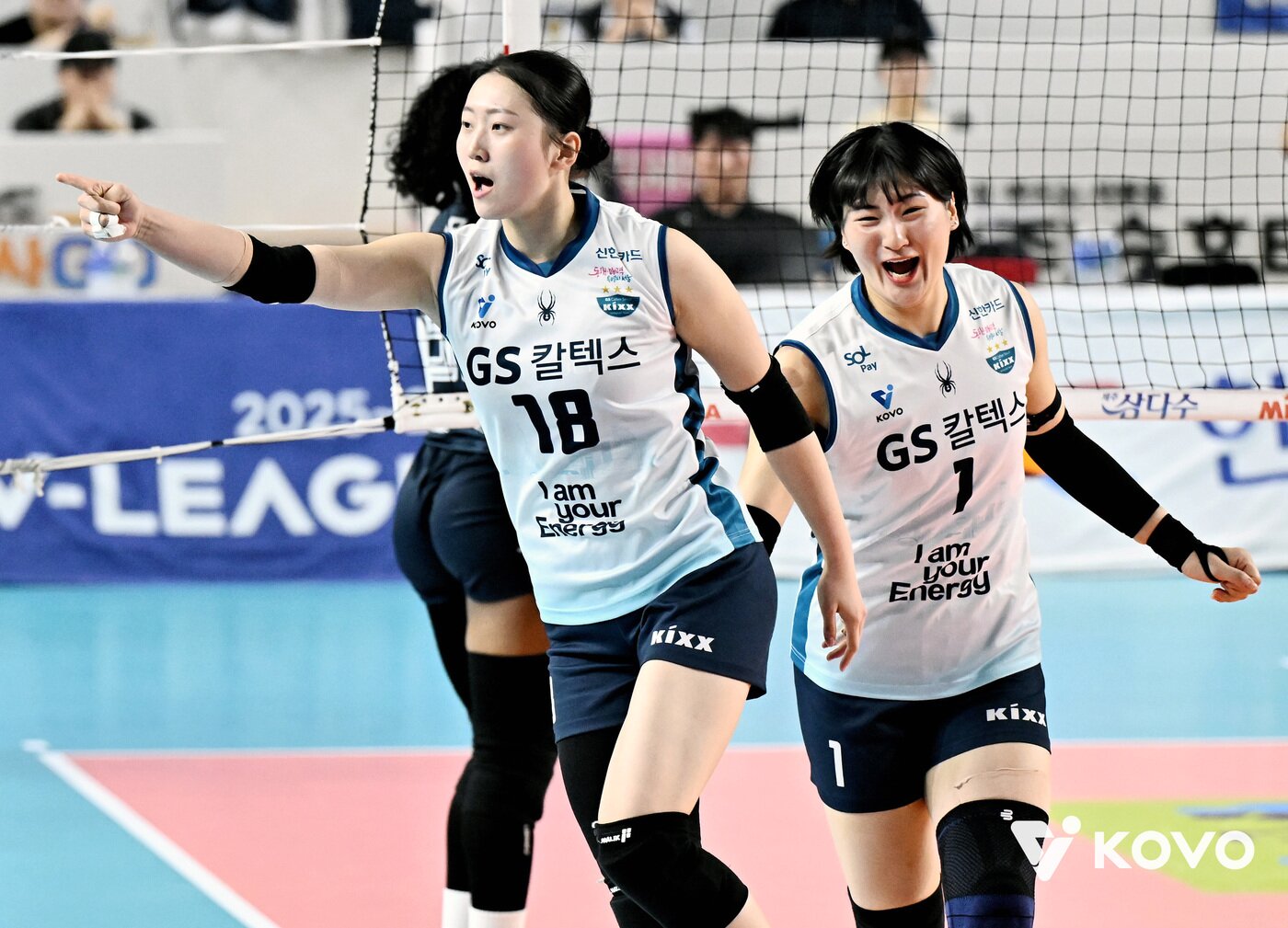 본문 이미지 - GS칼텍스 권민지가 1일 김천실내체육관에서 열린 2025-2026 V-리그 포스트시즌 여자 프로배구 챔피언 결정전 1차전 GS칼텍스와 한국도로공사의 경기에서 환호하고 있다. (KOVO 제공. 재판매 및 DB 금지) 2026.4.1 ⓒ 뉴스1