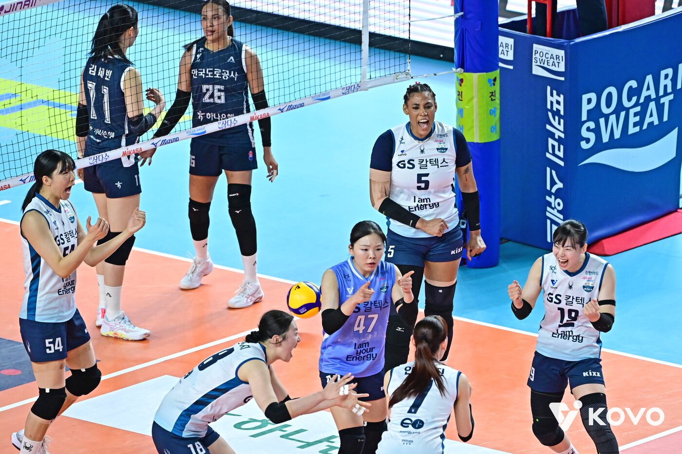 본문 이미지 - GS칼텍스 선수들이 1일 김천실내체육관에서 열린 2025-2026 V-리그 포스트시즌 여자 프로배구 챔피언 결정전 1차전 GS칼텍스와 한국도로공사의 경기에서 환호하고 있다. (KOVO 제공. 재판매 및 DB 금지) 2026.4.1 ⓒ 뉴스1