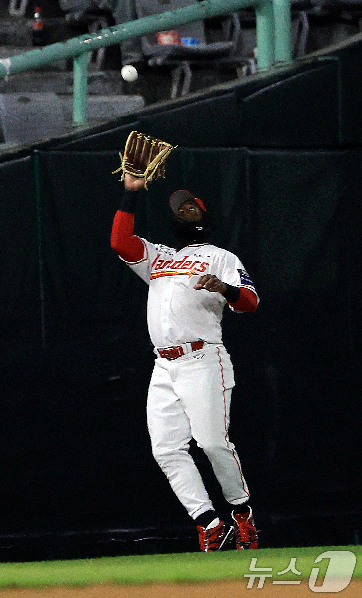 (인천=뉴스1) 이호윤 기자 = 1일 인천 미추홀구 문학야구장에서 열린 '2026 신한 SOL KBO리그' 키움 히어로즈와 SSG 랜더스의 경기, SSG 랜더스 에레디아가 7회초 …