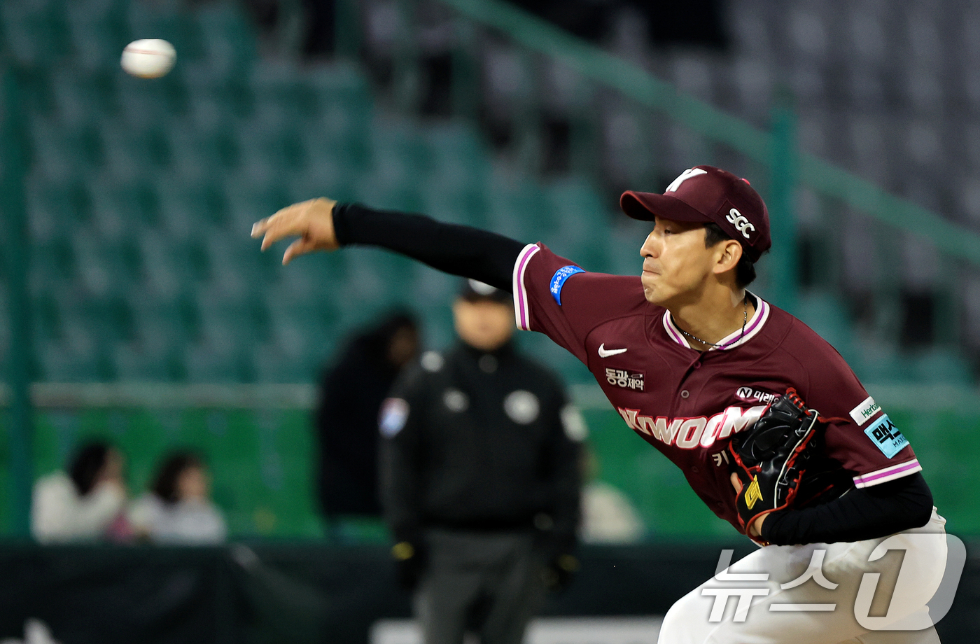 (인천=뉴스1) 이호윤 기자 = 1일 인천 미추홀구 문학야구장에서 열린 '2026 신한 SOL KBO리그' 키움 히어로즈와 SSG 랜더스의 경기, 키움 히어로즈 유토가 7회말에 등 …