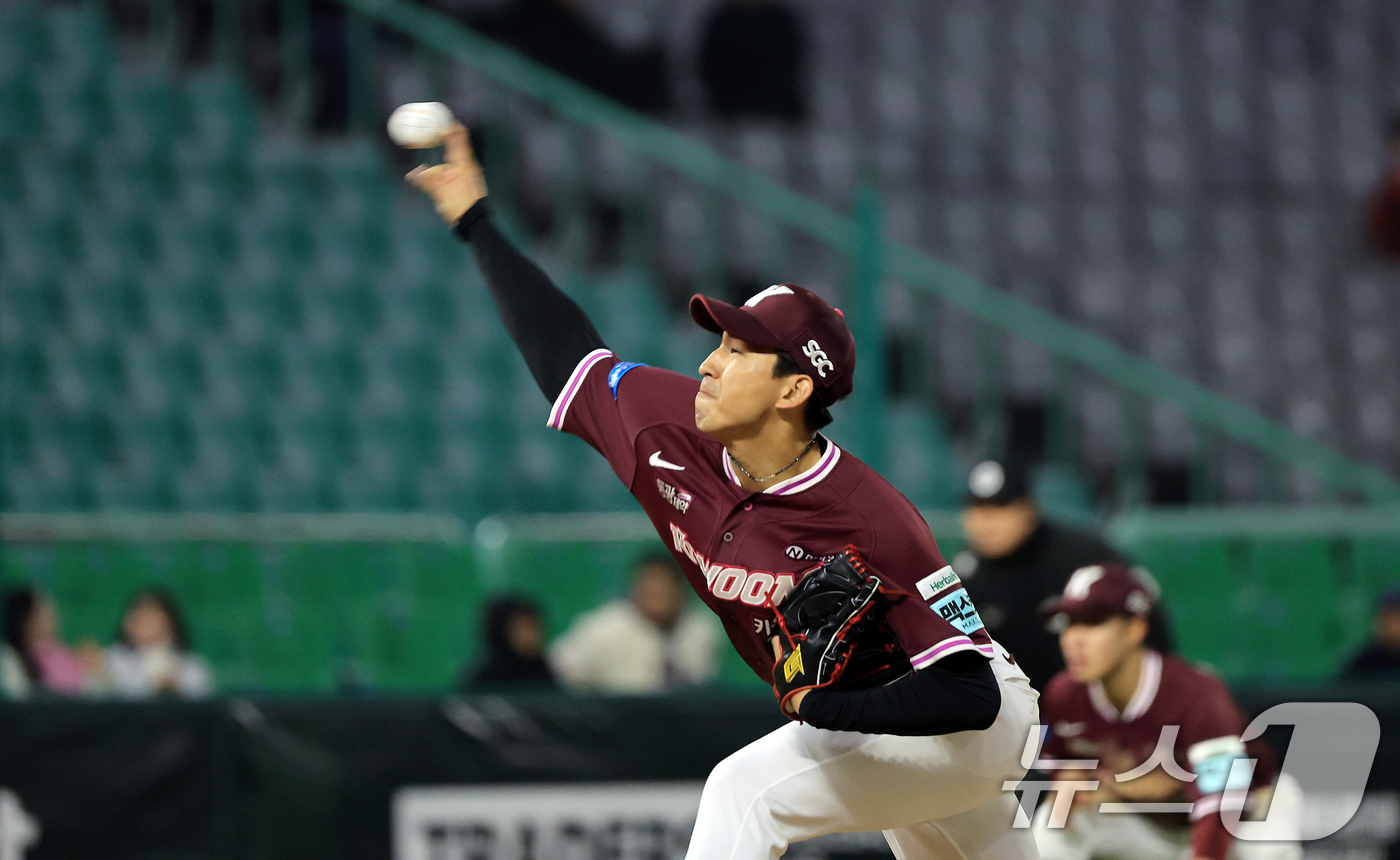 (인천=뉴스1) 이호윤 기자 = 1일 인천 미추홀구 문학야구장에서 열린 '2026 신한 SOL KBO리그' 키움 히어로즈와 SSG 랜더스의 경기, 키움 히어로즈 유토가 7회말에 등 …
