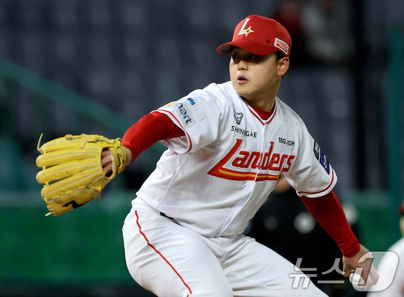 (인천=뉴스1) 이호윤 기자 = 1일 인천 미추홀구 문학야구장에서 열린 '2026 신한 SOL KBO리그' 키움 히어로즈와 SSG 랜더스의 경기, SSG 랜더스 이기순이 8회초 등 …